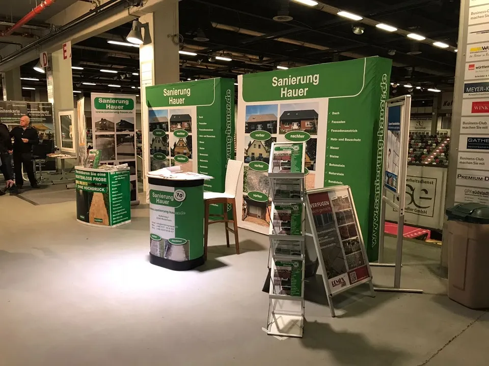 Der grüne Messestand von Sanierung Hauer auf der Baumesse in Bonn.
