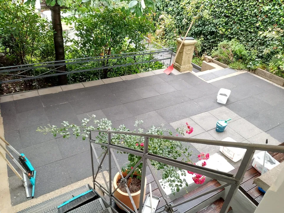 Dieselbe Dachterrasse, die Beschichtung wird aufgetragen.