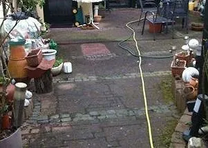 Vorher: Innenhof in Meckenheim, Rotes Pflaster, gereinigt bis in die Ecken.