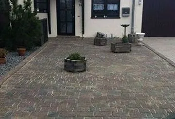 Nachher: Hof mit Pflanzkübeln