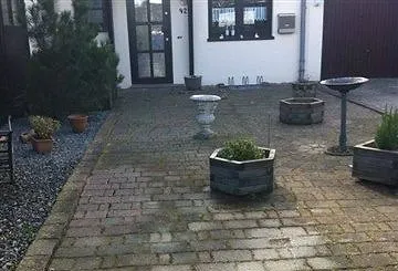 Vorher: Hof mit Pflanzkübeln, Pflasterhof komplett gereinigt.