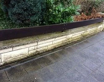 Vorher: Natursteinmauer, Die Mauer ist wieder hell.