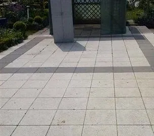 Vorher: Terrasse mit Wegen, Hell und gleichmäßig nach der Reinigung.